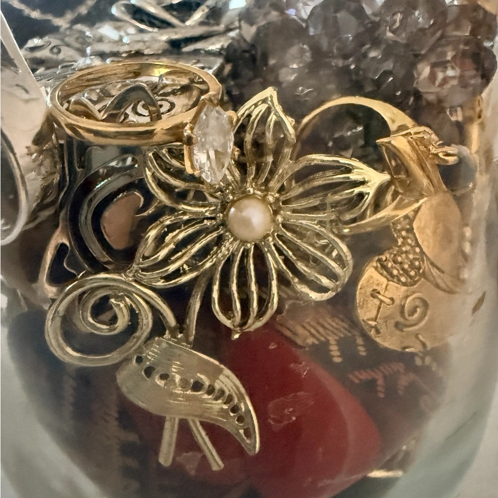 JEWELRY in jar all in excellent wearable condition
Brooch 
Necklace 
Rings - Picture 7 of 10